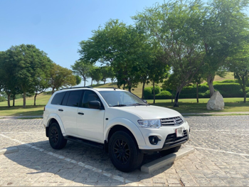 متسوبيشي  باجيرو  سبورت  2010  اوتوماتيك  290,000 كم  6 سلندر  اس يو في  أبيض