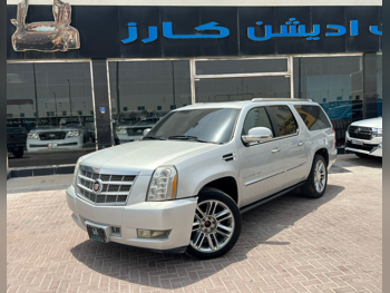 كاديلاك  اسكيليد  2012  اوتوماتيك  125,000 كم  8 سلندر  دفع رباعي  اس يو في  فضي