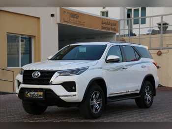 Toyota  Fortuner  SR5  2025  Automatic  11,000 Km  6 Cylinder  Four Wheel Drive (4WD)  SUV  White  With Warranty