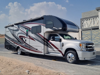 كرفان - 2022  - أسود و فضي  -صنع في الولايات المتحدة الأمريكية (الولايات المتحدة الأمريكية)  - 14,000 كم