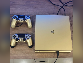 Video Games Consoles - Sony  - PlayStation 4  - 1 TB  -Included Controllers: 1