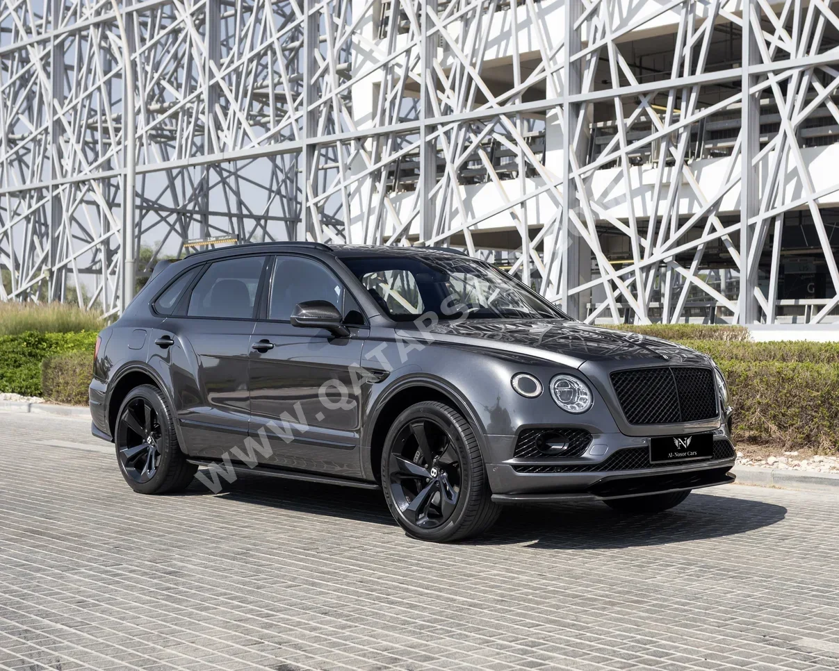 بنتلي  بينتايجا  2018  اوتوماتيك  62,000 كم  12 سلندر  دفع رباعي  اس يو في  رمادي
