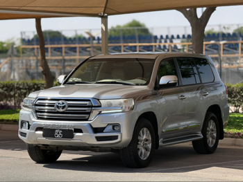 تويوتا  لاند كروزر  جي اكس ار  2017  اوتوماتيك  160,000 كم  8 سلندر  دفع رباعي  اس يو في  فضي