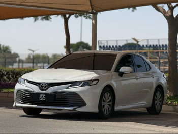 تويوتا  كامري  أل اي  2018  اوتوماتيك  129,000 كم  4 سلندر  سحب امامي  سيدان  أبيض