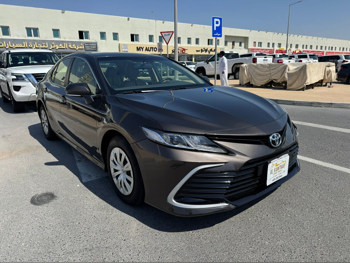 تويوتا  كامري  أل اي  2021  اوتوماتيك  110,000 كم  4 سلندر  سحب امامي  سيدان  بني فاتح