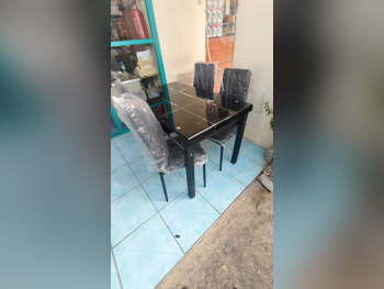 الطاولات والخزائن الجانبية طاولة و كراسيها  - لايف ستايل  - زجاج  - أسود