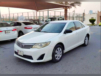 تويوتا  كامري  أل اي  2014  اوتوماتيك  228,000 كم  4 سلندر  سيدان  أبيض لؤلؤي