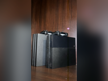 Video Games Consoles - Sony  - PlayStation 4 Pro  - 1 TB  -Included Controllers: 2