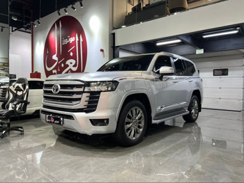 تويوتا  لاند كروزر  جي اكس ار  2022  اوتوماتيك  192,000 كم  6 سلندر  دفع رباعي  اس يو في  فضي و أسود