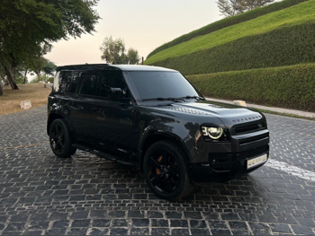 لاند روفر  ديفيندر  إس يو في 4 في 4  أسود  2024