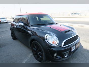 Mini  Cooper  S  2015  Automatic  128,000 Km  4 Cylinder  Front Wheel Drive (FWD)  Hatchback  Black and Red