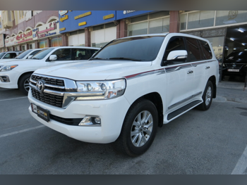 تويوتا  لاند كروزر  جي اكس ار  2018  اوتوماتيك  273,000 كم  8 سلندر  دفع رباعي  اس يو في  أبيض