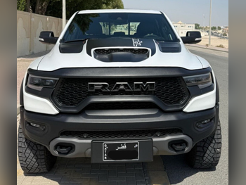 دودج  رام  تي أر إكس  2022  اوتوماتيك  50,000 كم  8 سلندر  دفع رباعي  بيكب  أبيض  تحت الضمان