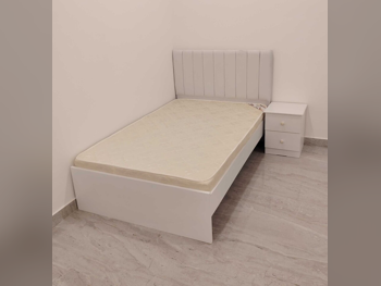 الأسّرة - فردي  - أبيض  - متضمنة المرتبة  - مع طاولة سرير جانبية