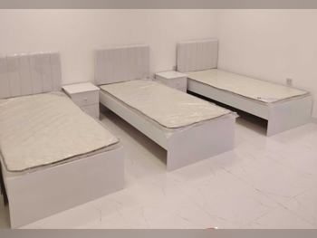 الأسّرة - فردي  - أبيض  - متضمنة المرتبة  - مع طاولة سرير جانبية