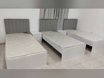 الأسّرة - فردي  - اللون الرمادي  - متضمنة المرتبة  - مع طاولة سرير جانبية