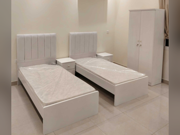 الأسّرة - فردي  - أبيض  - متضمنة المرتبة  - مع طاولة سرير جانبية