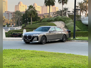 BMW  7-Series  740 i  2024  Automatic  800 Km  6 Cylinder  All Wheel Drive (AWD)  Sedan  Gray  With Warranty