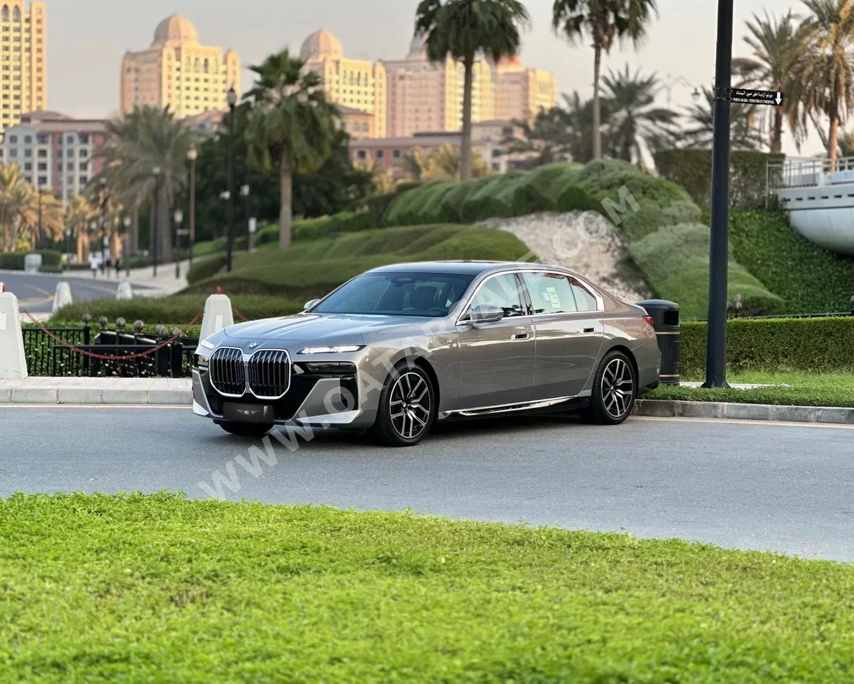 بي ام دبليو  الفئة - السابعة  740 اي  2024  اوتوماتيك  800 كم  6 سلندر  دفع كلي مستمر  سيدان  رمادي  تحت الضمان