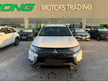 Mitsubishi  Outlander  2022  Automatic  50,000 Km  4 Cylinder  Four Wheel Drive (4WD)  SUV  White  With Warranty