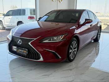 Lexus  ES  300h  2019  Automatic  94,000 Km  4 Cylinder  Rear Wheel Drive (RWD)  Sedan  Red