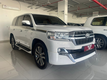 Toyota  Land Cruiser  VXR  2019  Automatic  219,000 Km  8 Cylinder  Four Wheel Drive (4WD)  SUV  White