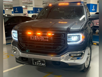 GMC  Sierra  1500  2017  Automatic  129,000 Km  8 Cylinder  Four Wheel Drive (4WD)  Pick Up  Gray