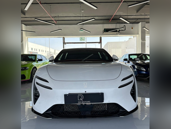 افاتر  06  2025  اوتوماتيك  7,000 كم  0 سلندر  دفع كلي مستمر  سيدان  أبيض