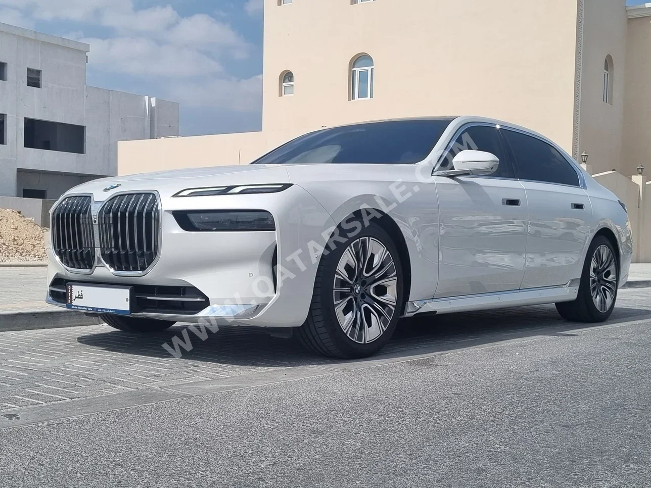 بي ام دبليو  الفئة - السابعة  735 اي  2023  اوتوماتيك  32,437 كم  6 سلندر  دفع خلفي  سيدان  أبيض  تحت الضمان