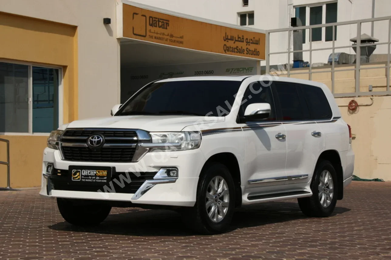 تويوتا  لاند كروزر  في اكس ار  2018  اوتوماتيك  115,000 كم  8 سلندر  دفع رباعي  اس يو في  أبيض