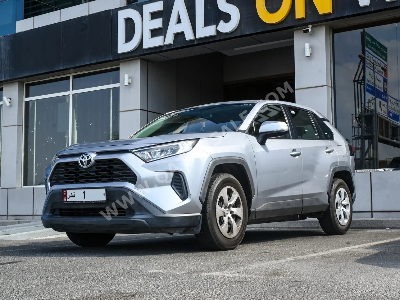 تويوتا  راف 4  2019  اوتوماتيك  74,000 كم  4 سلندر  دفع رباعي  اس يو في  فضي