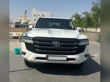 تويوتا  لاند كروزر  جي اكس ار  2022  اوتوماتيك  308,700 كم  6 سلندر  دفع رباعي  اس يو في  أبيض