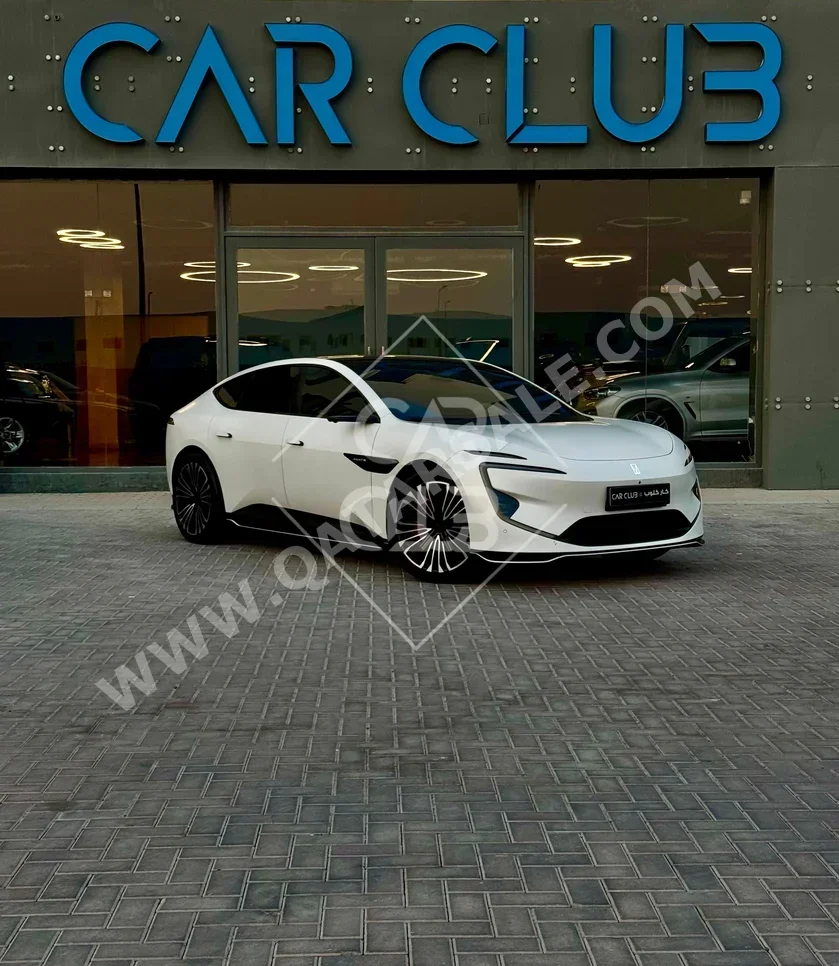 افاتر  12  جي تي  2024  اوتوماتيك  4,100 كم  0 سلندر  دفع خلفي  سيدان  أبيض  تحت الضمان