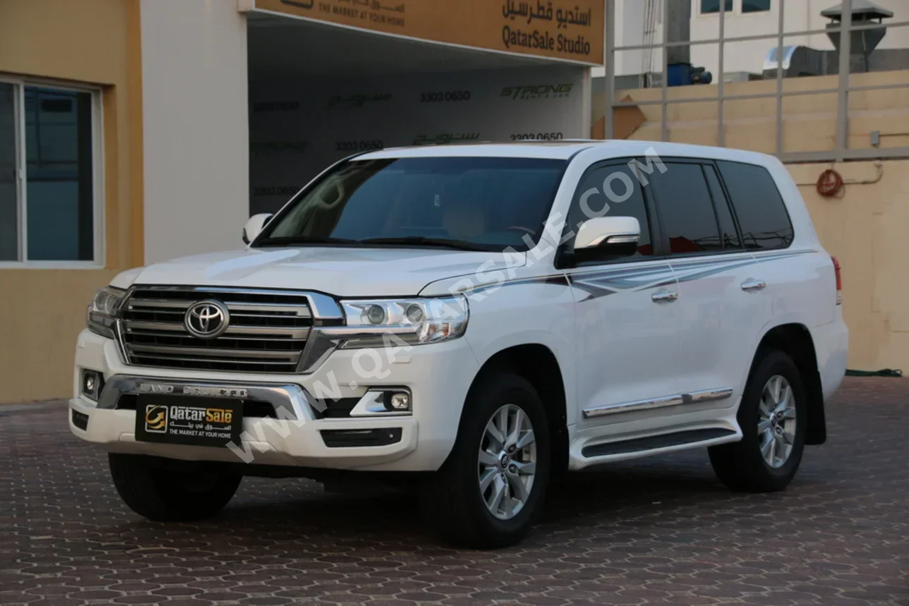 تويوتا  لاند كروزر  جي اكس ار  2018  اوتوماتيك  200,000 كم  8 سلندر  دفع رباعي  اس يو في  أبيض