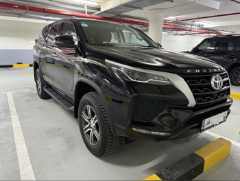 Toyota  Fortuner  2025  Automatic  4,000 Km  4 Cylinder  Four Wheel Drive (4WD)  SUV  Black  With Warranty