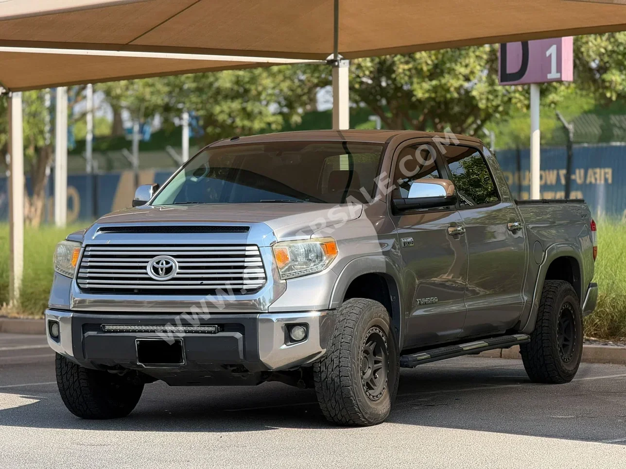 Toyota  Tundra  SR5  2014  Automatic  202,000 Km  8 Cylinder  All Wheel Drive (AWD)  Pick Up  Silver