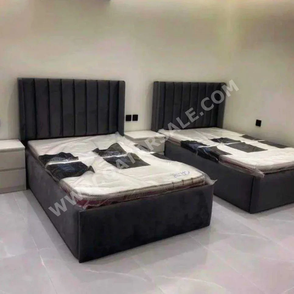 الأسّرة - فردي  - أسود  - متضمنة المرتبة  - مع طاولة سرير جانبية