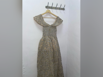 فستان  - اللون البيج  -المقاس: اكس سمول