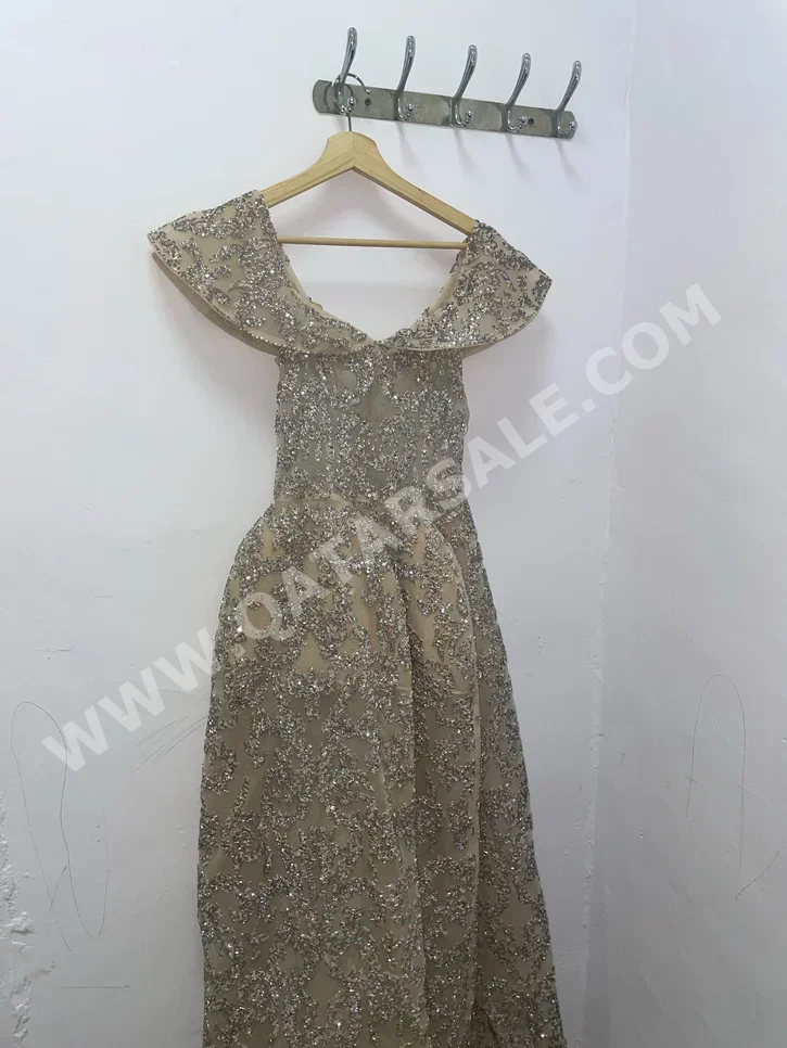 فستان  - اللون البيج  -المقاس: اكس سمول