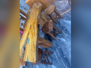 الطاولات والخزائن الجانبية طاولة و كراسيها  - خشب متين  - خشبي