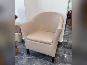 الأرائك والكنب والكراسي كرسي بذراعين  - جلدية الماتش  - اللون البيج
