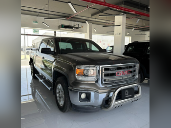GMC  Sierra  1500  2015  Automatic  170,000 Km  8 Cylinder  Four Wheel Drive (4WD)  Pick Up  Gray
