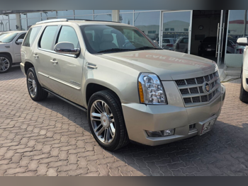 Cadillac  Escalade  2013  Automatic  155,000 Km  8 Cylinder  Four Wheel Drive (4WD)  SUV  Gold