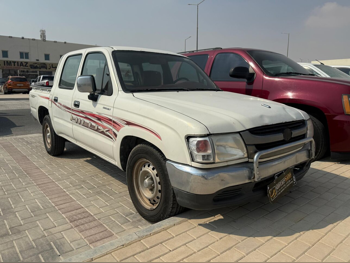 تويوتا  هاي لوكس  2005  عادي  327,000 كم  4 سلندر  دفع رباعي  بيكب  أبيض