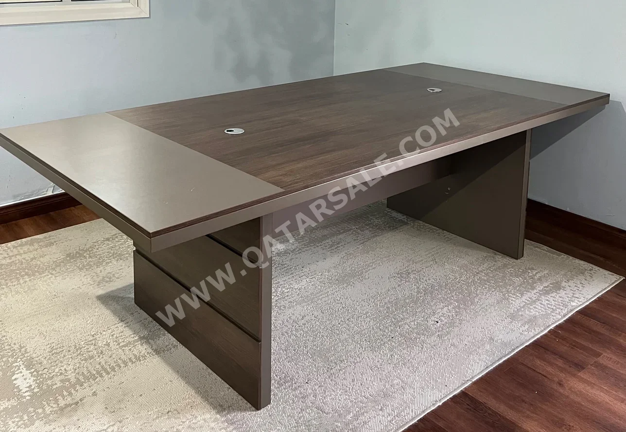 المكاتب ومكاتب الحاسوب - طاولة الاجتماعات  - بنى