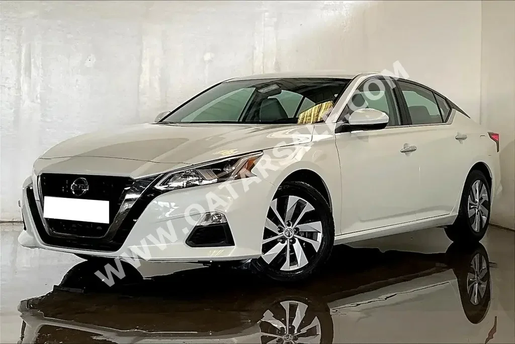 Nissan  Altima  4 Cylinder  Sedan  White  2023