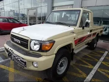 تويوتا  لاند كروزر  ال اكس  2023  عادي  0 كم  6 سلندر  دفع رباعي  بيكب  أبيض  تحت الضمان