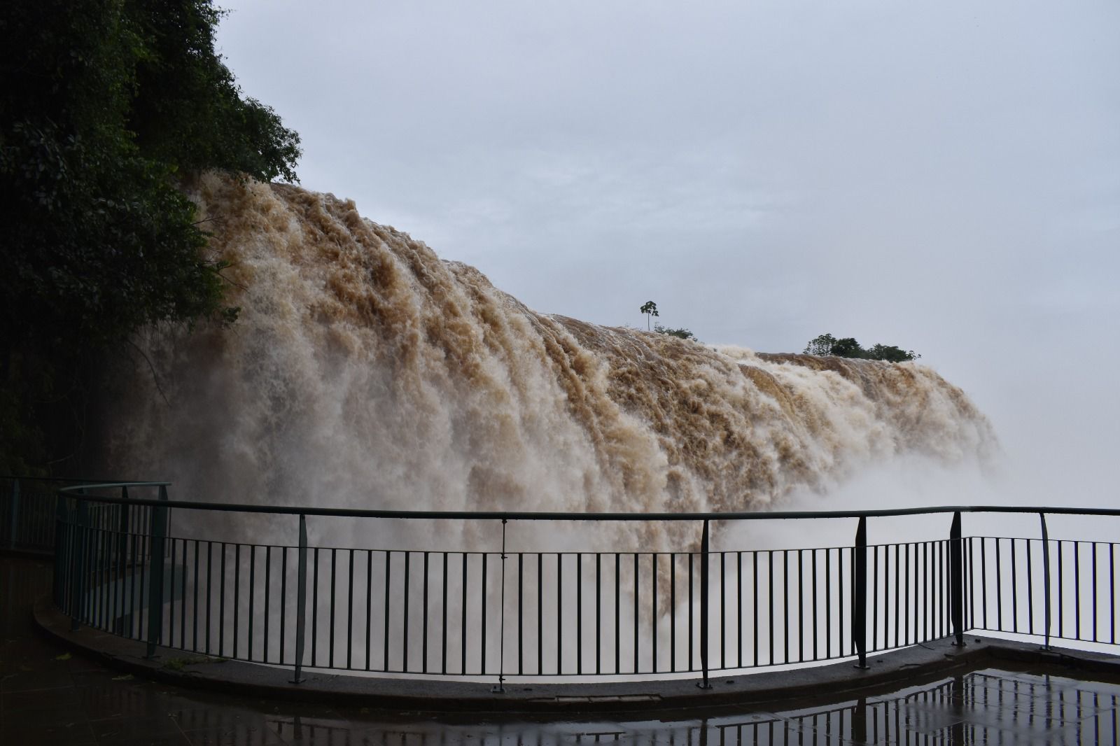 Imagem da notícia Temporal no Paraná desaloja centenas e amplia vazão das Cataratas