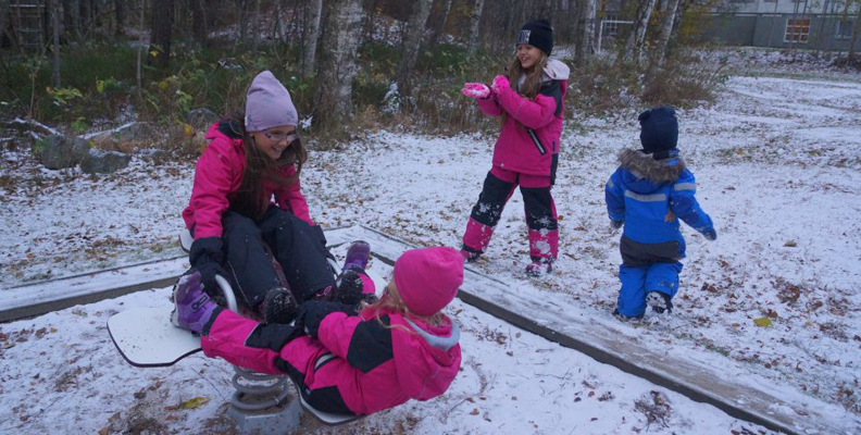 Satu tog ut barnen i snon till deras gladje