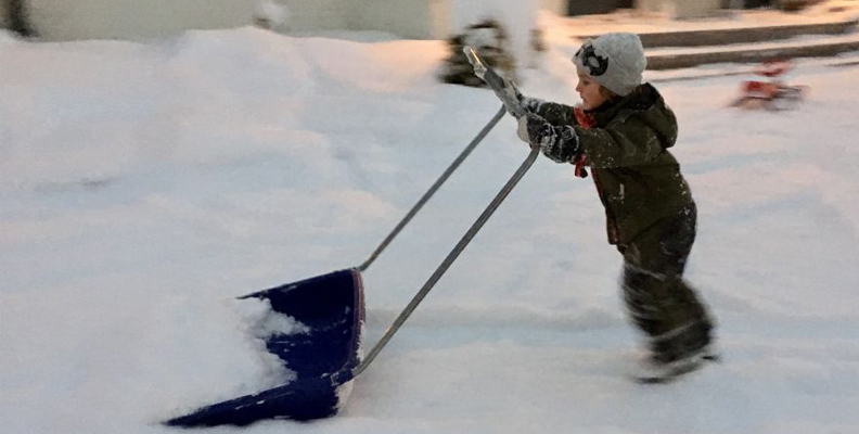 Filippa Radins son leker glatt i snon